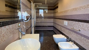 A modern bathroom with a large sink, two smaller sinks, and a mirror. - Delta Park (Porto Viro)