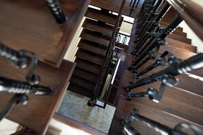 A spiral staircase with wooden steps and metal handrails. - Dera Jaipur (Jaipur)