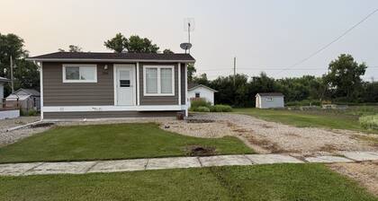 Veregin Getaway- Snowmobile trails, Fishing, Hunting, Golf, Lakes, Relaxing