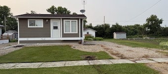 Veregin Getaway- Snowmobile trails, Fishing, Hunting, Golf, Lakes, Relaxing