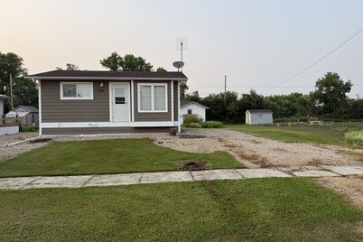 Veregin Getaway- Snowmobile trails, Fishing, Hunting, Golf, Lakes, Relaxing