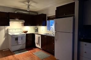 Coffee/tea maker, fridge, oven, stovetop