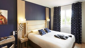 A hotel room with a bed, bedside tables, a desk, and a window with curtains. - Pont Du Chalon Hôtel And Restaurant (Marges)