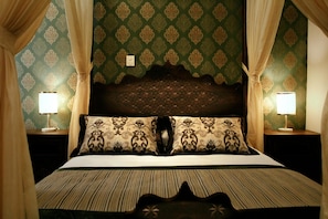 A hotel room with a bed, two nightstands, lamps, and curtains. - Isa Begov Hamam Hotel (Sarajevo)