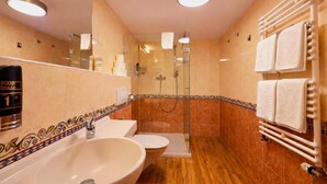 Ein modernes Badezimmer mit einem großen Waschbecken, Toilette und Duschbereich.