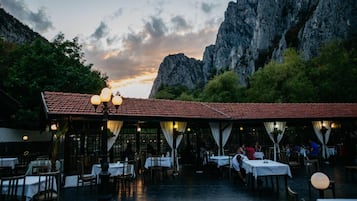 Khu ẩm thực ngoài trời