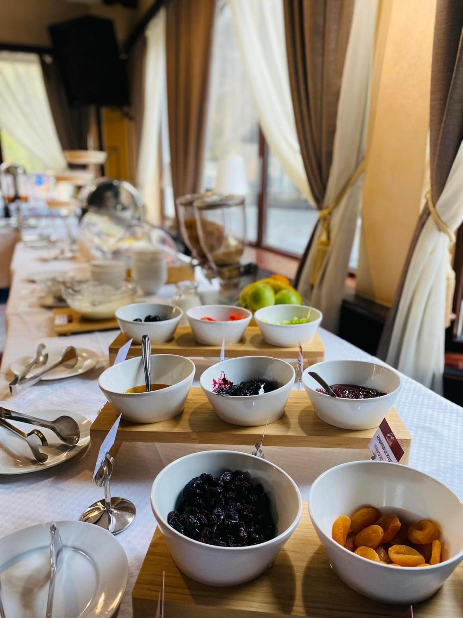 Uma mesa de buffet com diversos alimentos e utensílios.