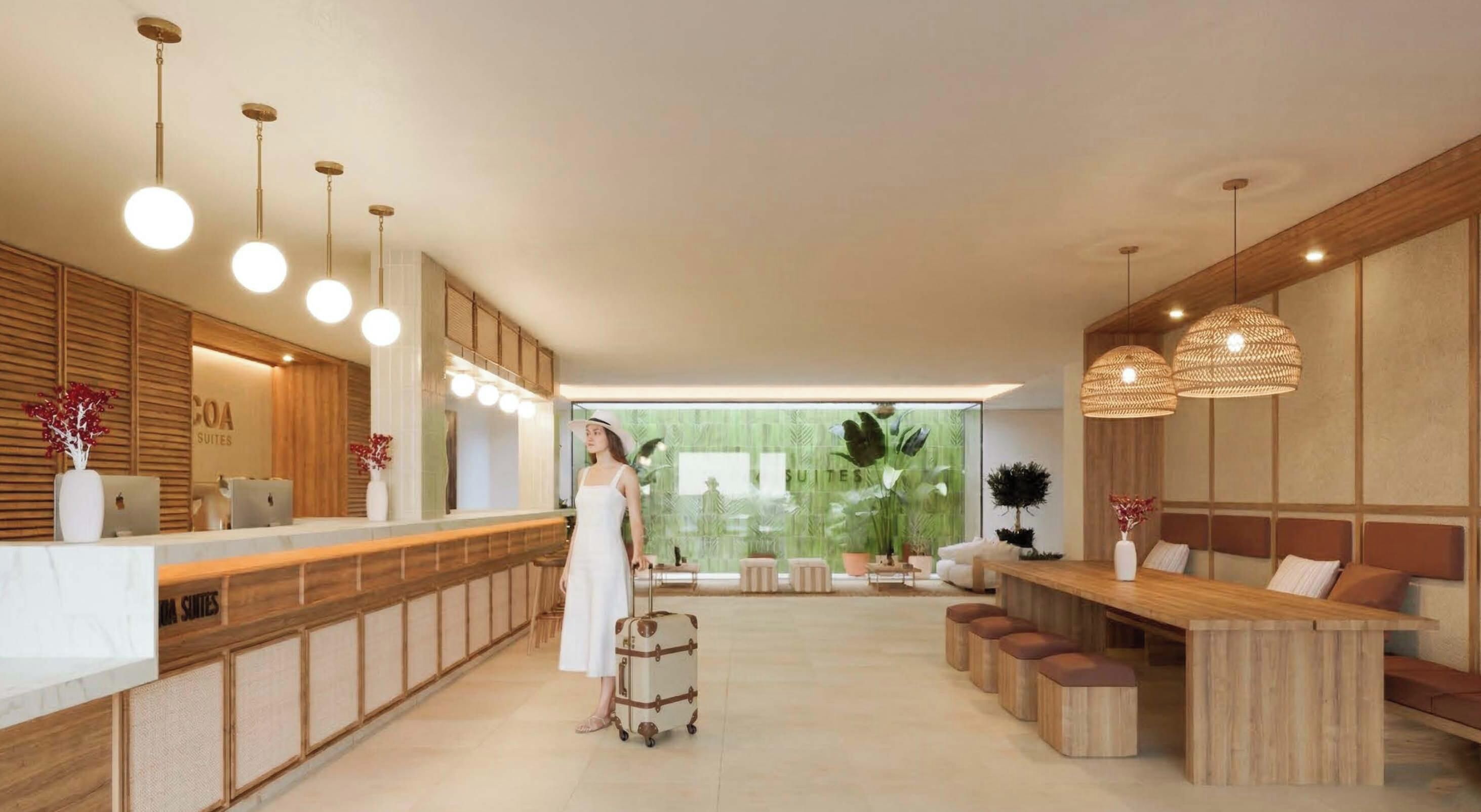 Zona de recepció d'hotel amb mostrador de fusta, diverses làmpades i un gran finestral que ofereix vista a la vegetació.