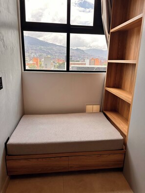A room with a built-in bench and a wooden shelf unit. - Luxury Loft Jacuzzi, Gym and Steam Bath Laureles (Medellín)