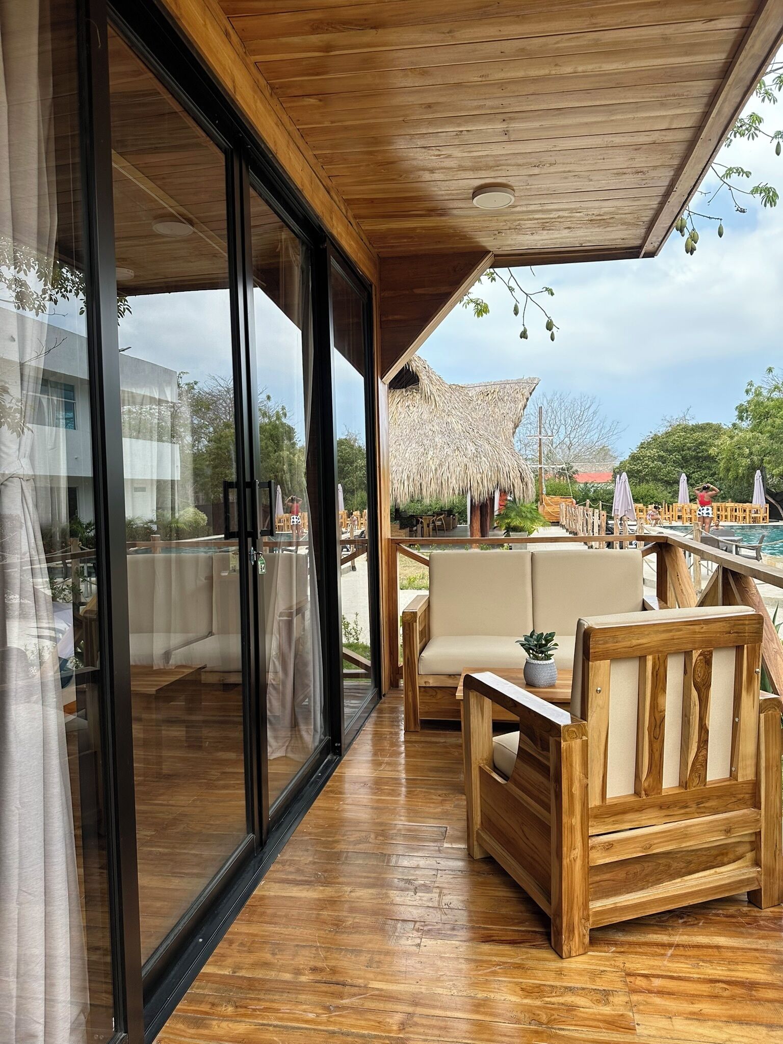 Quarto triplo conforto, sacada, vista para o jardim | Terraço/pátio