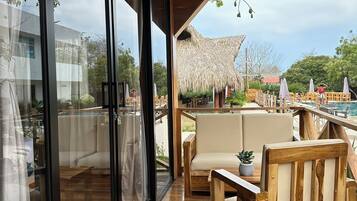 Quarto triplo conforto, sacada, vista para o jardim | Terraço/pátio