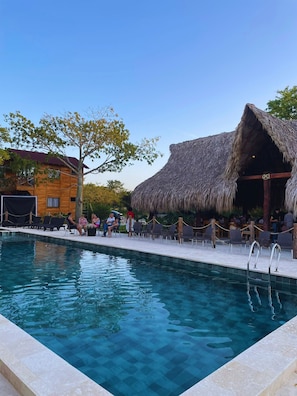 Una piscina al aire libre