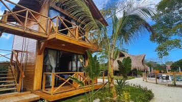 Quarto quádruplo luxo, sacada, vista para o jardim | Fachada