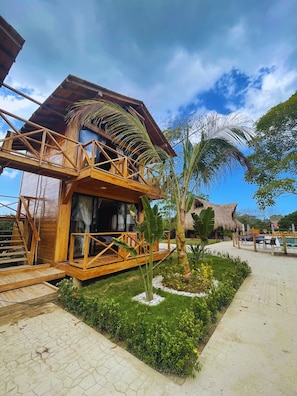 Quarto quádruplo luxo, sacada, vista para o jardim | Fachada