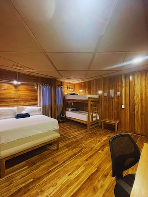 Quarto família, sacada, vista para a piscina | Cofres nos quartos, escrivaninha, espaço de trabalho para notebook