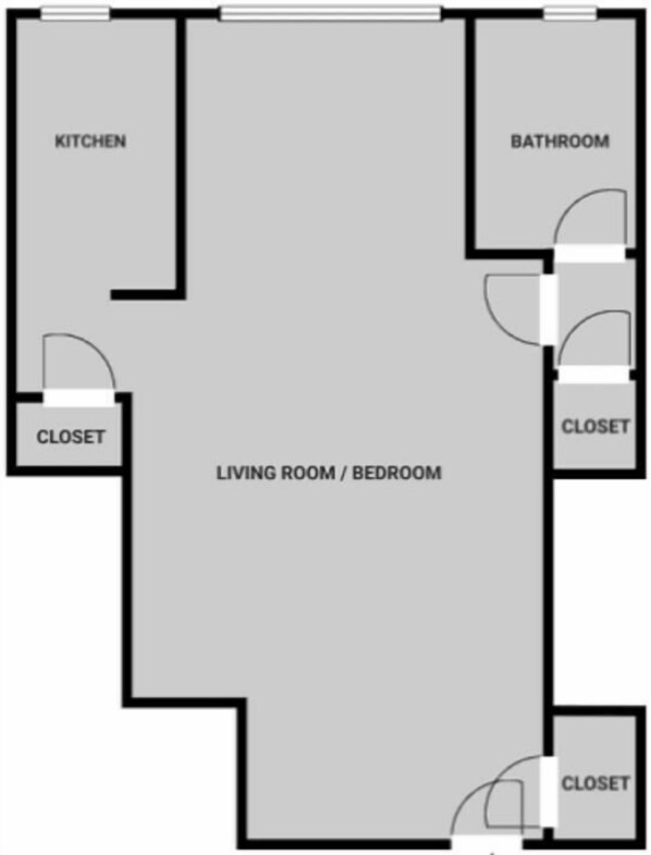 Een plattegrond met een keuken, badkamer, woon-/slaapkamer en kasten.