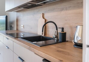 Fridge, microwave, stovetop, dishwasher