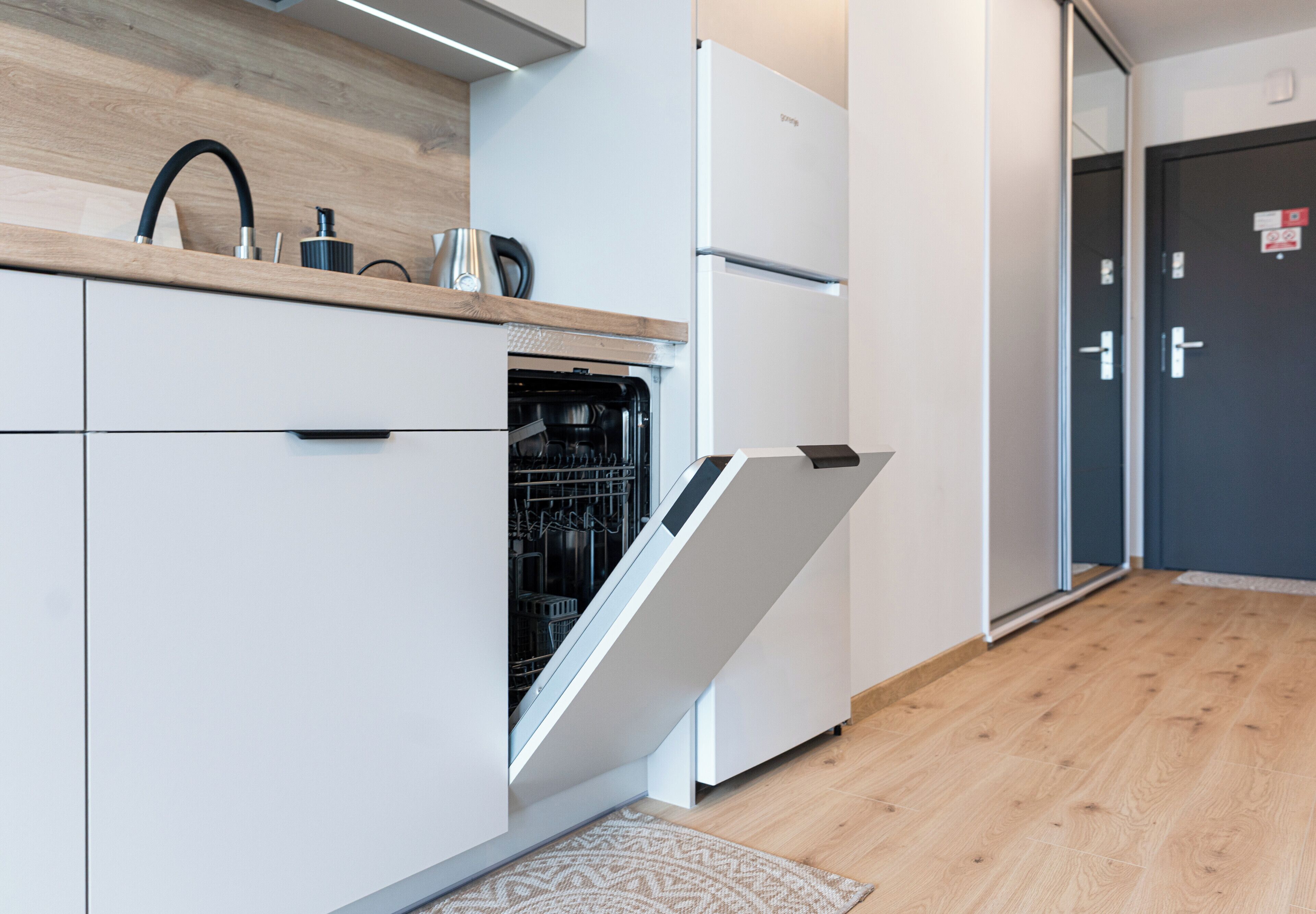 Kühlschrank, Mikrowelle, Herdplatte, Geschirrspüler