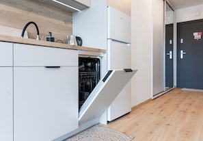 Kühlschrank, Mikrowelle, Herdplatte, Geschirrspüler