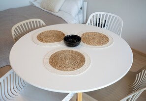 Planxa i posts de planxar, wifi i roba de llit 
