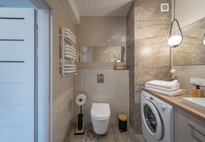 Shower, hair dryer, towels - Solidarności Modern Beige Studio (Rzeszów)