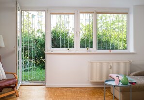 Tabla de planchar con plancha, wifi y ropa de cama 