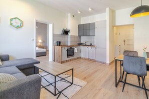 A modern apartment with a living area, kitchenette, and dining space. - Mikołowska Silesian Charm Apartment (Katowice)