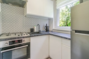 Fridge, microwave, oven, stovetop - Morawa Pond Comfort Studio (Katowice)