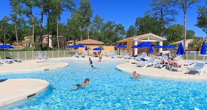 Piscine sur place | Près du golf | Nature