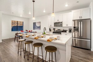 1626 Kitchen - Skyline 3 Homes Retreat, Private Swim Spas, SLP 48 (Washington)
