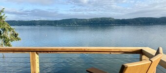 On-water Hood Canal hot tub, kayaks, oysters, AC, and dog-friendly