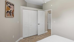 4 bedrooms, iron/ironing board, WiFi (free), bed sheets - Modern Oasis (Sarasota)