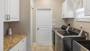 Coffee/tea maker, fridge, microwave, oven - Modern Oasis (Sarasota)