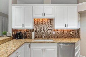 Private kitchen - Modern Oasis (Sarasota)