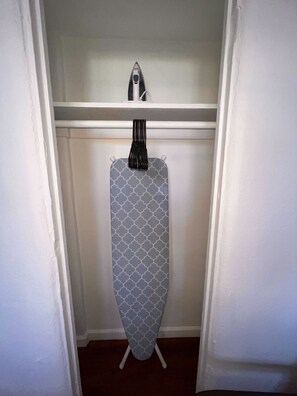 Ein Zimmer mit weißer Tür, weißer Wand und weißem Regal.