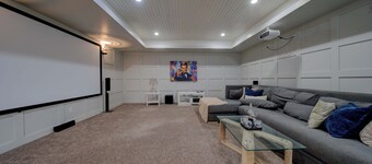Luxury Mansion, Sleeps 22 Pool/Hot tub/Playground/Theatre/Game Room