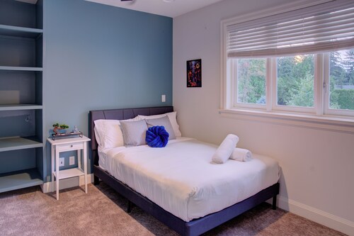 Luxury Mansion Pickleball court, Sleeps 26 Pool/Spa/Playground/Theatre/Game Room