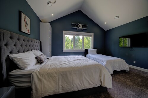 Luxury Mansion, Sleeps 22 Pool/Hot tub/Playground/Theatre/Game Room