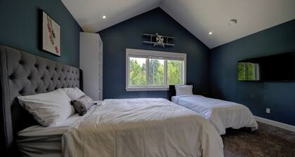 Luxury Mansion, Sleeps 22 Pool/Hot tub/Playground/Theatre/Game Room