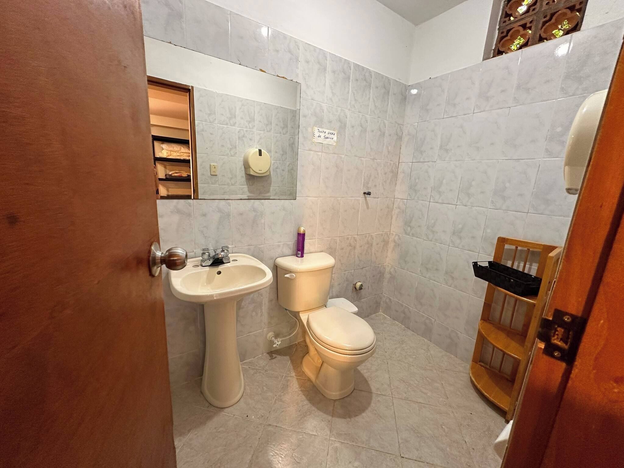 Ein Badezimmer mit Waschbecken, Toilette und Spiegel.