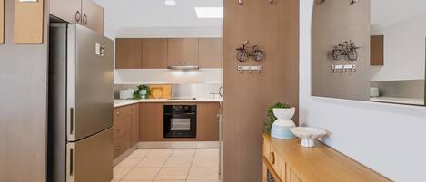 Coffee/tea maker, fridge, microwave, oven