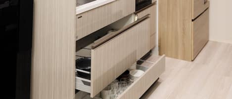 Una cocina moderna con electrodomésticos integrados, un lavamanos y un microondas.