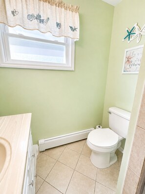 Shower, hair dryer, towels, toilet paper - Lovely 3-bedroom with parking and badges (Seaside Heights)