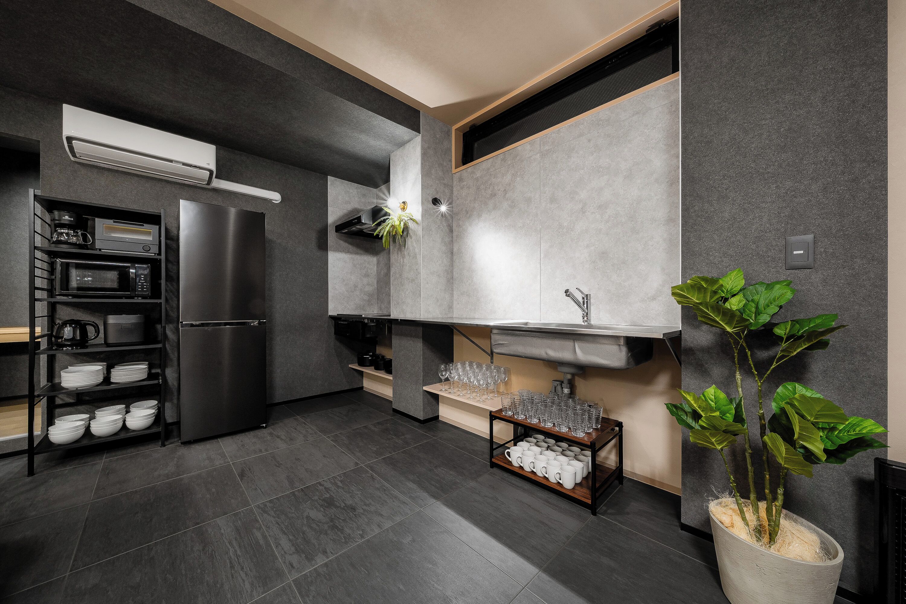 Apartemen | Dapur pribadi | Lemari es, microwave, kompor, dan penanak nasi