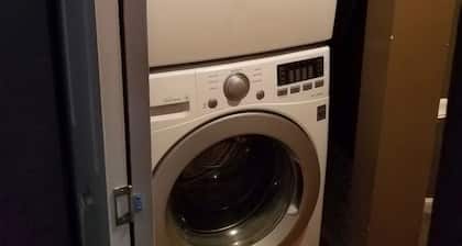 Walking Distance to the Stadium 4-bedroom 3 Bath Condo Clean, Spacious, Sleeps 8