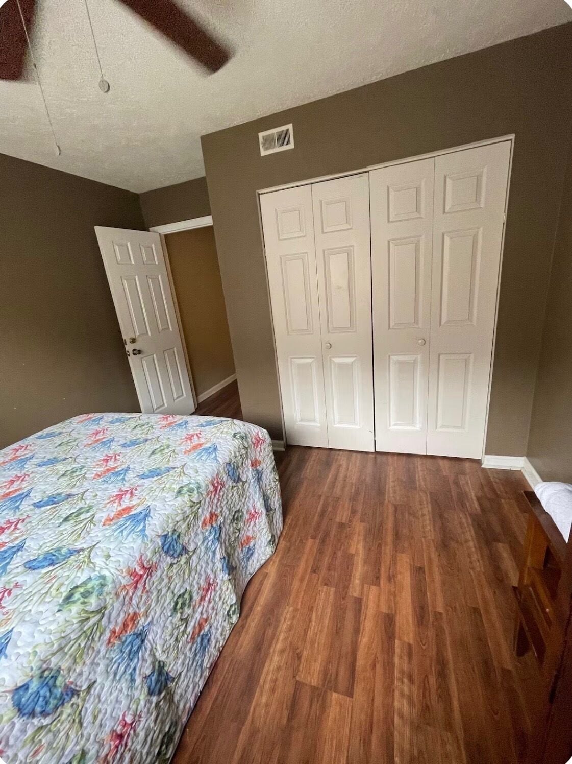 4 habitaciones, tabla de planchar con plancha, wifi y ropa de cama 