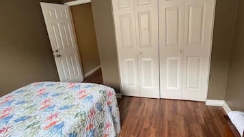 4 habitaciones, tabla de planchar con plancha, wifi y ropa de cama