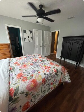 4 bedrooms, iron/ironing board, WiFi, bed sheets - Walking Distance to the Stadium 4-bedroom 3 Bath Condo Clean, Spacious, Sleeps 8 (Statesboro)