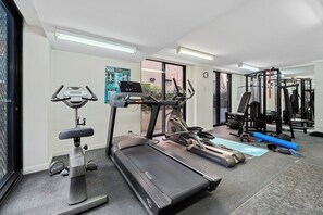 Ein Fitnessstudio mit Laufbändern, Ergometer und Krafttrainingsgeräten.