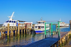 A dock with boats moored at wooden piers. - Holiday apartment with air conditioning and balcony with sea view (Lido di Jesolo)